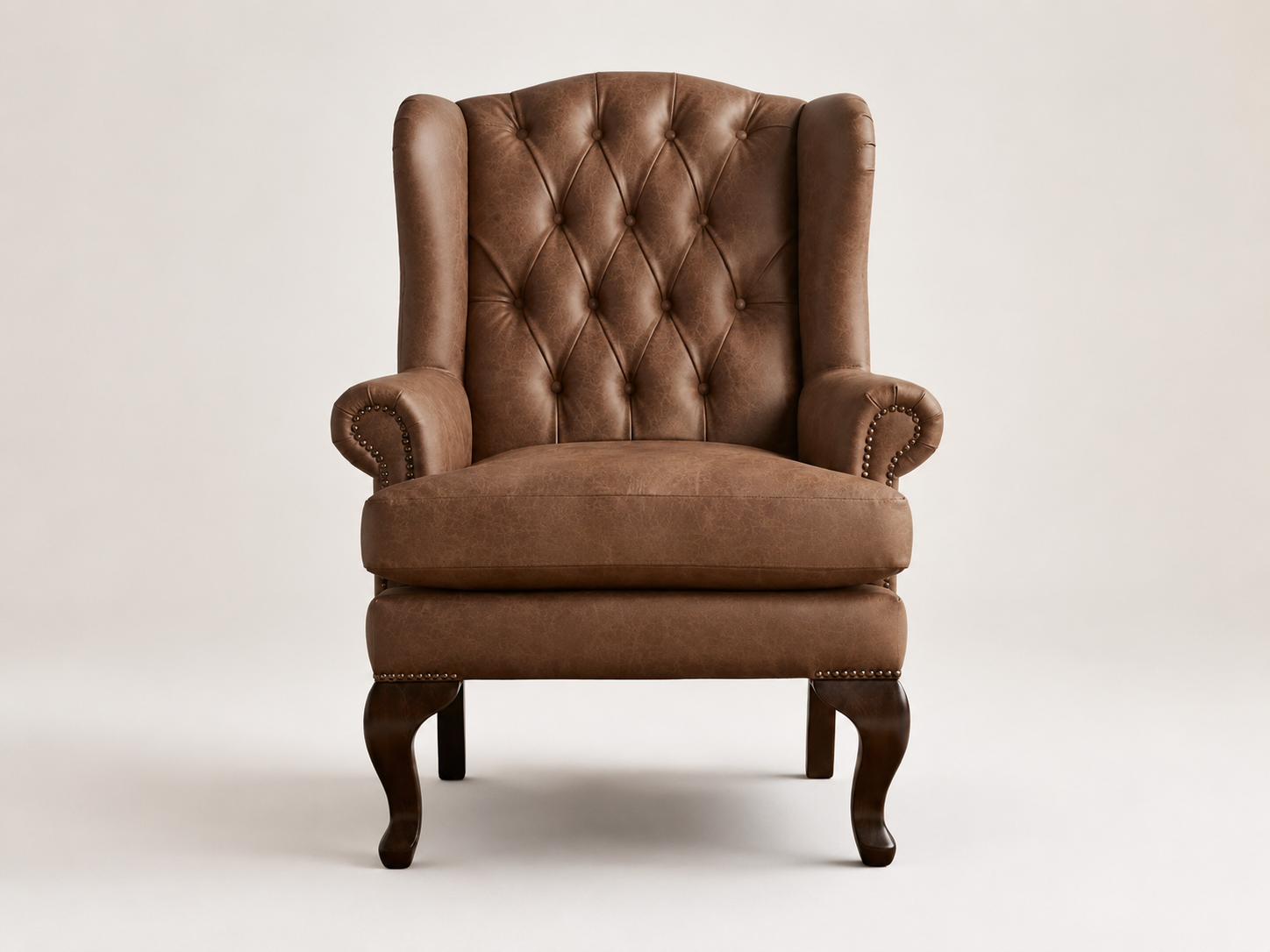 Sillón bergère Reina Ana en cuero natural, estilo inglés, hecho a mano por Munay Cueros Chile